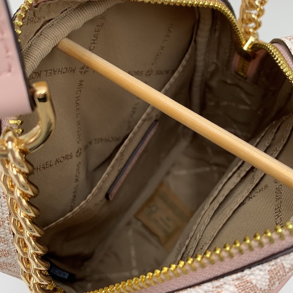 MICHAEL KORS
Jet Set Travel Md Signature Logo Crossbody
OPTIC WHITE/RS GOLD
NWT - Picture 13 of 16